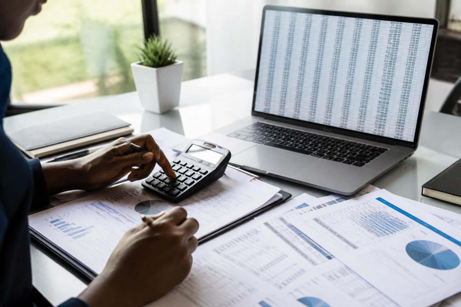 découvrez comment calculer précisément votre salaire mensuel net à partir du brut en 2025 grâce à notre guide complet et facile à suivre.
